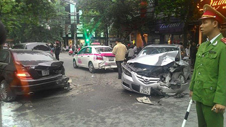 Theo một số người dân trên phố Bà Triệu, một phụ nữ trên xe ôtô Mercedes đã bị thương, nạn nhân đi xe máy trước đó cũng đã được đưa đi cấp cứu.