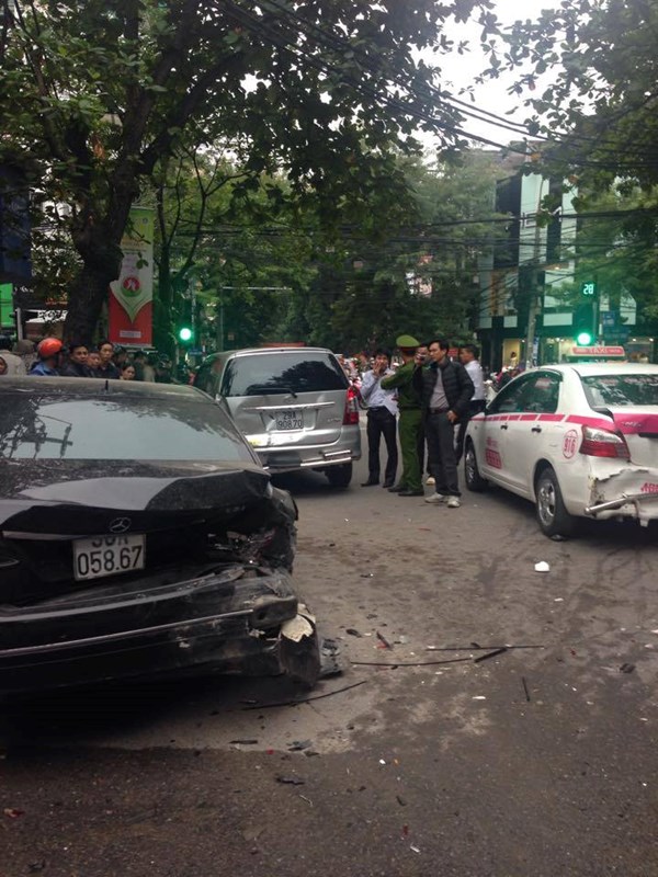Tài xế gây tai nạn có biểu hiện say rượu và hiện đã được đưa về công an phường Trần Hưng Đạo.