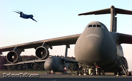 C-5 Galaxy hiện là một trong số những loại máy bay vận tải quân sự lớn nhất thế giới, với khả năng mang tổng trọng lượng khí tài lên tới gần 123 tấn.