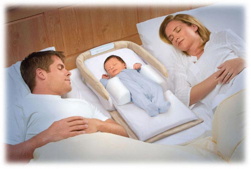 Bé ngủ rất ngon bên cạnh cha và mẹ.