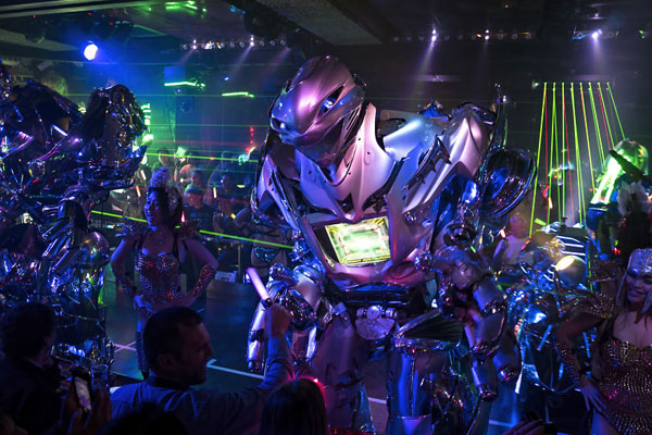 Những mô hình robot khổng lồ giống trong siêu phẩm Transformer  có thể cử động theo âm nhạc khiến du khách vô cùng thích thú.