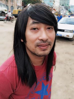 Đạo diễn Nguyễn Quang Dũng 'biến' thành phụ nữ có râu.
