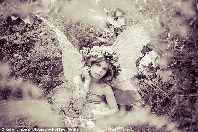 Alice biến thành một thiên thần  nhỏ vô cùng đáng yêu. Trước khi được nhân nuôi, cô bé 10 tuổi sống trong trại trẻ mồ côi.