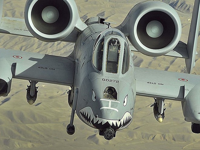 Máy bay tấn công A-10 Thunderbolt II của Không quân Mỹ được trang bị động cơ phản lực mạnh mẽ và có khả năng mang theo 13 tấn vũ khí.