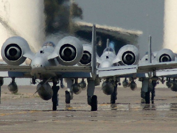 Máy bay tấn công A-10 Thunderbolt II nặng 12 tấn và nó có thể chở thêm 13 tấn vũ khí khi bay trên không.