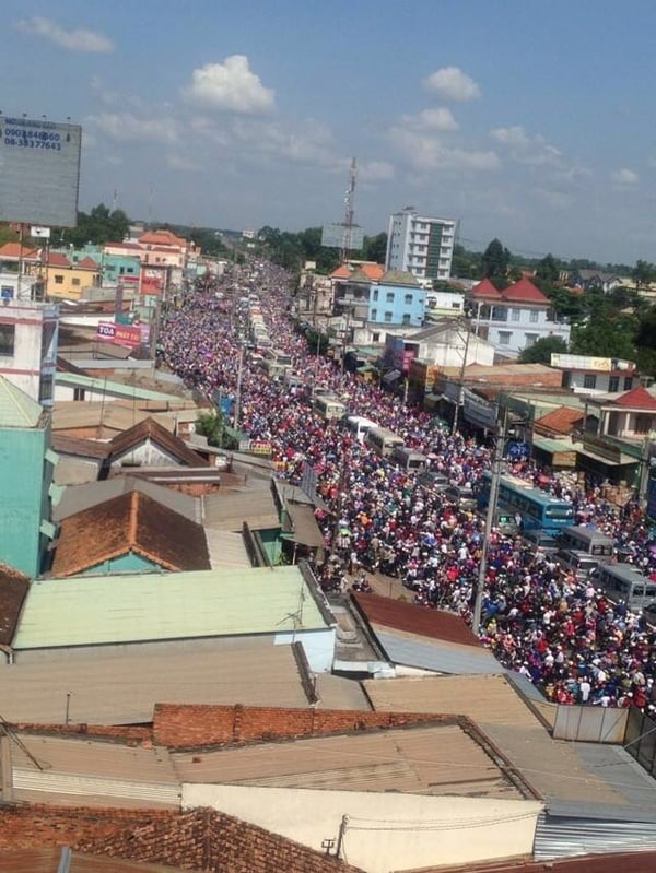 Sát ngày đóng cửa, du khách ùn ùn đổ về tham quan khu du lịch Đại Nam gây nên hiện tượng tắc nghẽn tại nhiều tuyến đường tỉnh Bình Dương.