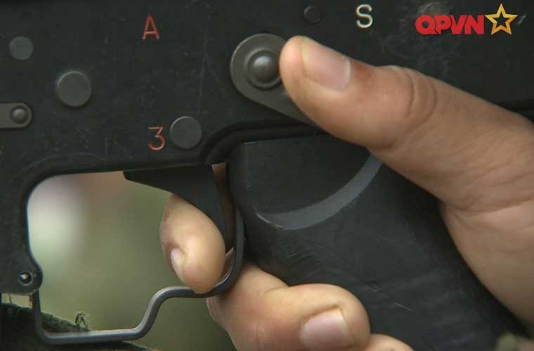 Nút chọn chế độ bắn cũng là nút khóa an toàn nằm phía bên phải thân súng với bốn chế độ: An toàn, từng viên, ba viên và tự động.