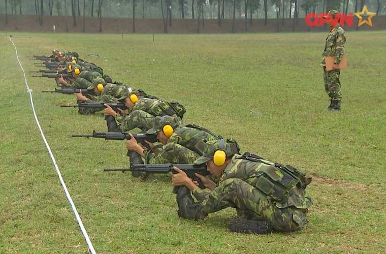 Trong ảnh, các xạ thủ đội bắn súng Quân đội Nhân dân Việt Nam huấn luyện bắn FN FNC tại trường bắn Miếu Môn.