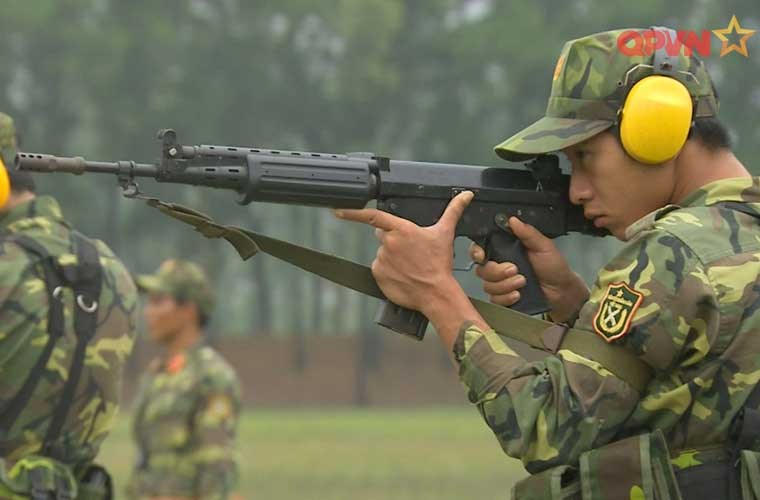 Quân đội Nhân dân Việt Nam chuẩn bị tham gia giải bắn súng ASEAN (AARM-2014) của kênh Quốc phòng Việt Nam đã cho thấy, các xạ thủ quân đội ta được trang bị khẩu súng trường tiến công FN FNC do do công ty Fabrique Nationale (Bỉ) sản xuất.