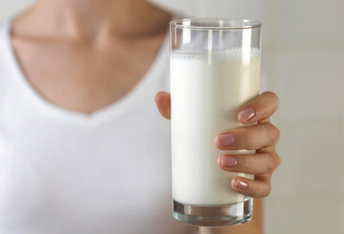 Sữa nóng có chứa thành phần trytophan, là một loại axit amin có tác dụng và công hiệu như một loại thuốc an thần, và thành phần canxi trong sữa giúp cho não có thể sử dụng chất trytophan hiệu quả.