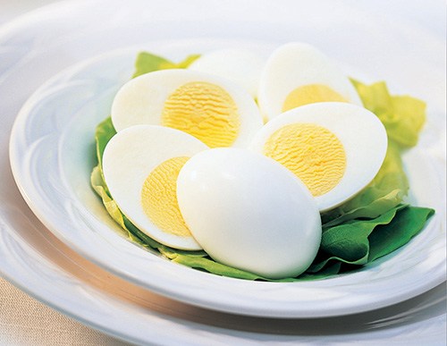 Trứng sẽ giúp bạn có giấc ngủ sâu và tỉnh dậy với cơ thể khỏe khoắn hơn. Nếu lo sợ đầy bụng, bạn có thể ăn trứng trước khi đi ngủ khoảng 1 giờ.