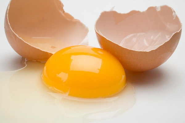 Lòng đỏ trứng có chất Lecithin là loại chất béo phức hợp để bào chế chất Liposome có trong kem dưỡng da. Lòng đỏ cũng giàu vitamin E có chức năng chống oxy hóa tự nhiên.
