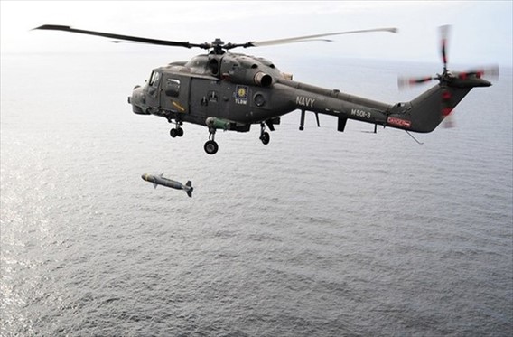 Với Hải quân Malaysia thì họ tin dùng những chiếc trực thăng Super Lynx 300 do hãng Agusta Westland (Italy) sản xuất.