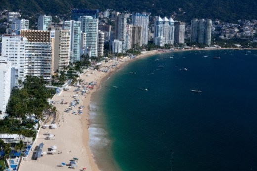 Bãi biển Acapulco (Mỹ): Đây nổi tiếng là một trong những điểm nghỉ dưỡng sang trọng và thoải mái nhất Mỹ. Tuy nhiên, thành phố này có tỷ lệ tội phạm cao gấp 30 lần tỷ lệ trung bình của Mỹ.