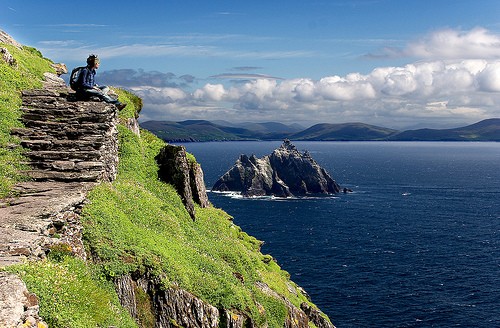 Skellig Michael (Ireland):Hòn đảo xinh đẹp nằm ở nơi hẻo lánh này có một vị trí quan trọng trong lịch sử văn hóa Ireland. Suốt 600 bậc thang dẫn lên tu viện ở đảo không hề có biện pháp đảm bảo an toàn nào...