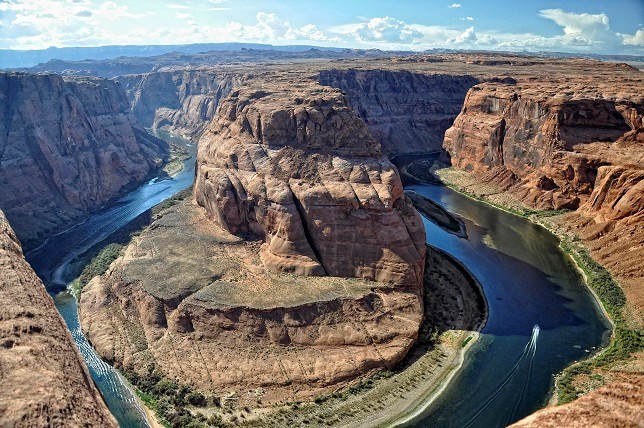 Sông Colorado (Mỹ): Chèo thuyền vượt thác là một môn thể thao thú vị, nhưng sông Colorado nổi tiếng với rất nhiều vụ tai nạn. Năm 2007, có tới 12 người chết và 176 người bị thương.