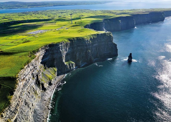 Vách đá Moher (Ireland): Đây là một trong những nơi đẹp nhất Ireland, nhìn ra Đại Tây Dương. Tuy nhiên, đường đi bộ kéo dài lên đỉnh vách đá, vô cùng nguy hiểm.