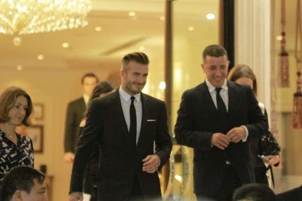 Beckham với bộ vest lịch lãm thường thấy bước ra khỏi khách sạn.