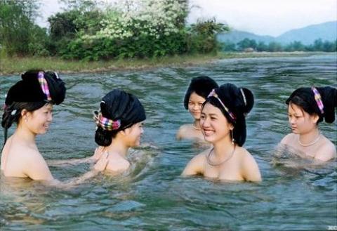 Người Thái ở xã Tú Lệ (Văn Chấn, Yên Bái, Việt Nam) vẫn giữ được nét sinh hoạt truyền thống hồn nhiên và độc đáo là tắm suối và tắm nước khoáng.