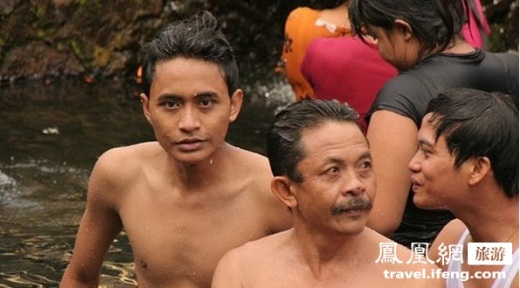 Ở đảo Bali có một dòng nước suối được bức tường ngắn vây xung quanh, rất nhiều đàn ông cởi trần xuống đây tắm.