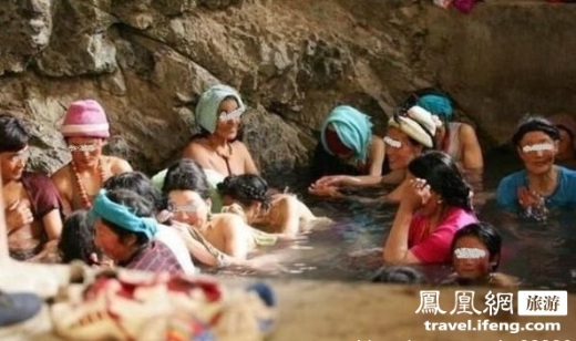 Một số nơi thuộc tỉnh Vân Nam có phong tục nam nữ tắm suối nước nóng chung.