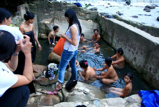 Điều đặc biệt, lữ khách đến đây cũng có thể cùng tắm, các chàng trai cũng được phép tắm chung, được hòa mình vui đùa giữa thiên nhiên cùng các cô gái Thái.