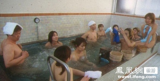 Ngày nay, một số nơi ở Nhật vẫn có nam nữ tắm suối nước nóng chung.