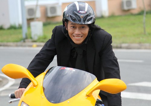Những hình ảnh cực đáng yêu của danh hài Hoài Linh khi lái môtô phân khối lớn trên đường phố.