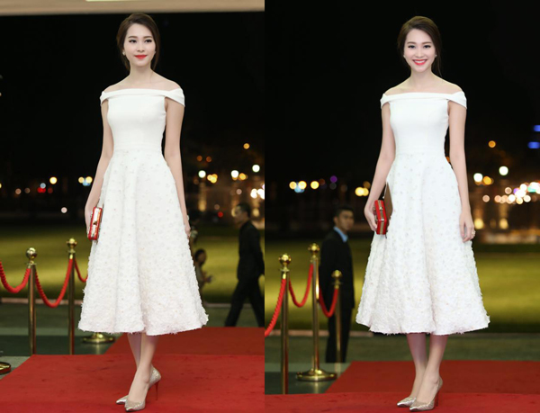 Cô diện chiếc váy trắng tinh khôi của NTK Lê Thanh Hòa.