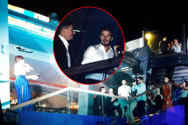 Beckham cũng xuất hiện tại bar với phong cách trẻ trung cùng sơ mi trắng.