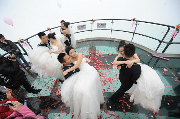 Màn cầu hôn lãng mạn được tổ chức tại đài ngắm cảnh lớn nhất châu Á ở Tứ Xuyên.