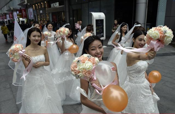Trong khi đó, ở nơi khác, một nhóm 10 cô dâu cùng xuống đường để hô vang khẩu hiệu 'Tôi là cô dâu độc thân. Tôi không sợ đơn độc'.