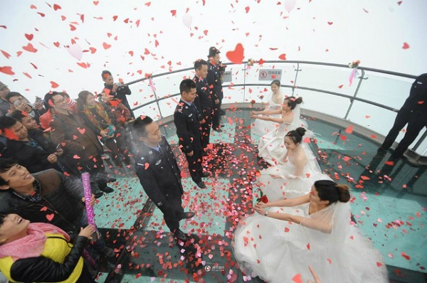 Ở tỉnh Tứ Xuyên, Trung Quốc, nhiều người tỏ ra khá bất ngờ với màn cầu hôn của 4 cô dâu xinh đẹp.