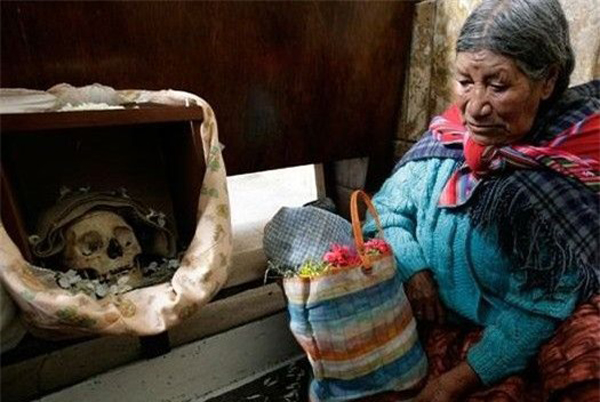Niềm tin vào những chiếc đầu lâu rất phổ biến với người dân Bolivia ở nông thôn hay trong những khu phố nghèo, nó chỉ giảm bớt ở tầng lớp trung lưu và có học hơn.