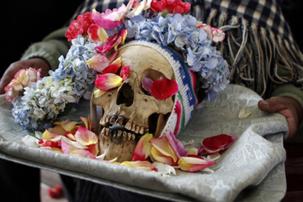 Hàng nghìn người đi bộ xung quanh nghĩa trang khổng lồ, ca hát và chơi những bản nhạc phổ biến cho đầu lâu, so sánh cũng như 'khoe' những chiếc hộp sọ được trang trí đặc biệt của mình.