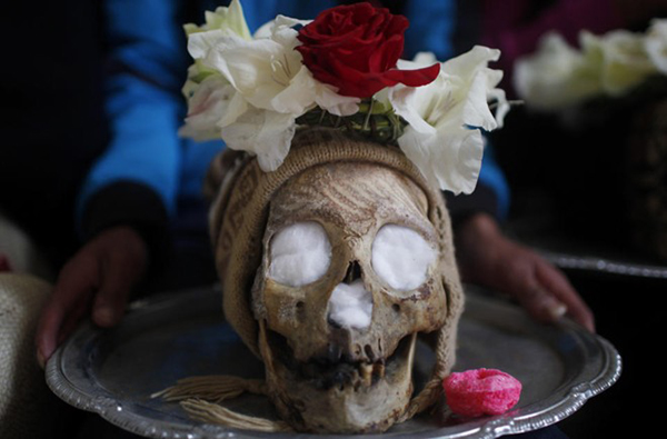 Người Bolivia cất giữ hộp sọ chứa linh hồn thứ bảy rất cẩn thận, đảm bảo hộp sọ đó không thuộc về họ hàng trong gia đình mình.