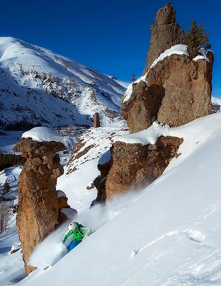Trượt tuyết ở vùng núi Caucasus, khu vực Kazbegi, Georgia (Gudauri Ski Resort).