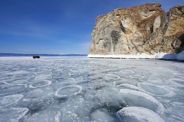 Hồ Baikal, Siberia, Nga. Vào mùa Đông, hồ Baikal thường đóng băng rất sâu và trở thành một địa điểm trượt tuyết tuyệt vời.