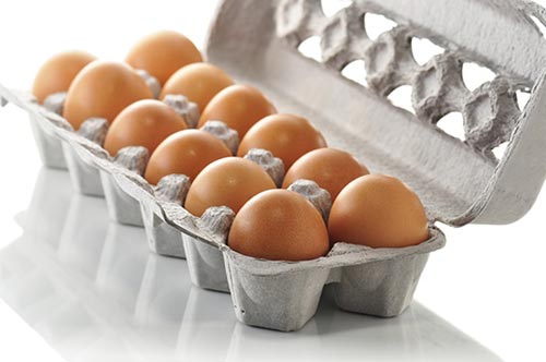 Bỏ trứng vào vào thùng bìa cotton, hay bọc báo cũng được rồi tiếp tục để vào ngăn mát tủ lạnh.