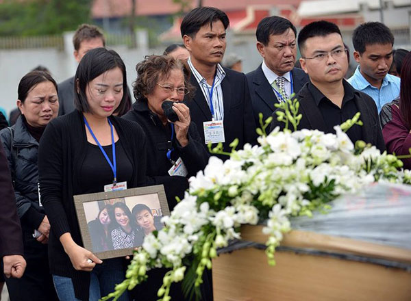 Tại nhà ga hàng hóa Nội Bài, rất nhiều người thân trong gia đình chị Nguyễn Ngọc Minh (37 tuổi, nạn nhân tử vong trong chuyến bay MH17) đã có mặt từ sớm.