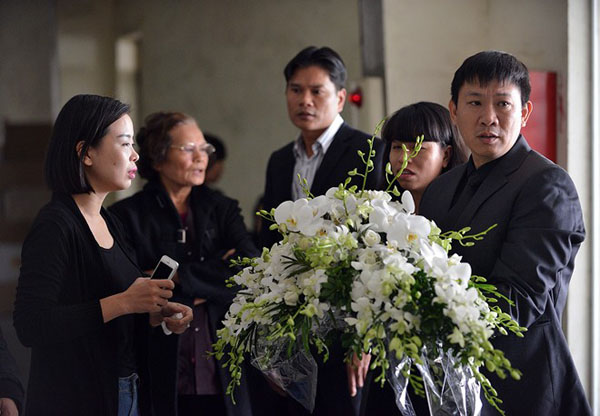 Sáng ngày 13/11, thi thể 3 mẹ con người Việt trong thảm họa rơi máy bay MH17 đã được đưa về sân bay Nội Bài (Hà Nội).