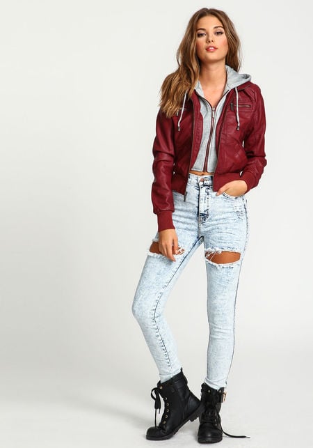 Jacket đỏ mận, jeans sáng màu rách gối - trang phục đường phố được giới 9x châu Âu ưa chuộng.