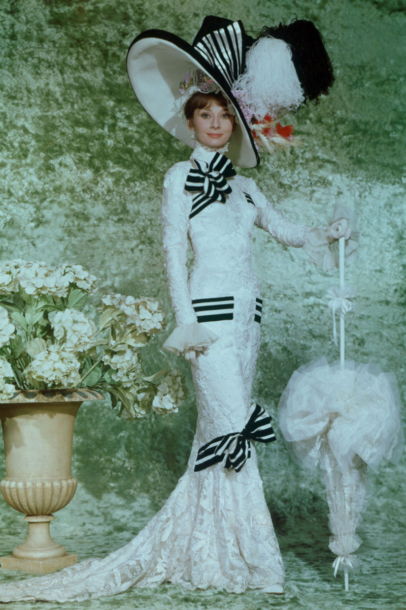 Audrey Hepburn không chỉ có chiếc váy đen kiêu kỳ trong phim Bữa sáng của Tiffany mà còn có chiếc đầm ren trắng quý tộc trong phim My fair lady.