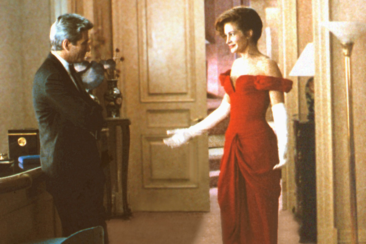 Julia Robert được mặc rất nhiều váy đẹp trong phim Người đàn bà đẹp, nhưng chiếc váy nhung đỏ trễ vai này mới là kinh điển.