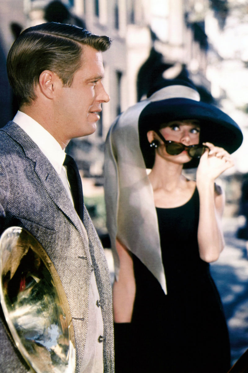 Audrey Hepburn xinh đẹp, kiêu kỳ và thanh lịch trong chiếc dress midi đen tối giản khi đóng phim Bữa sáng ở Tiffany. Ngay sau bộ phim, chiếc váy trở thành kinh điển.