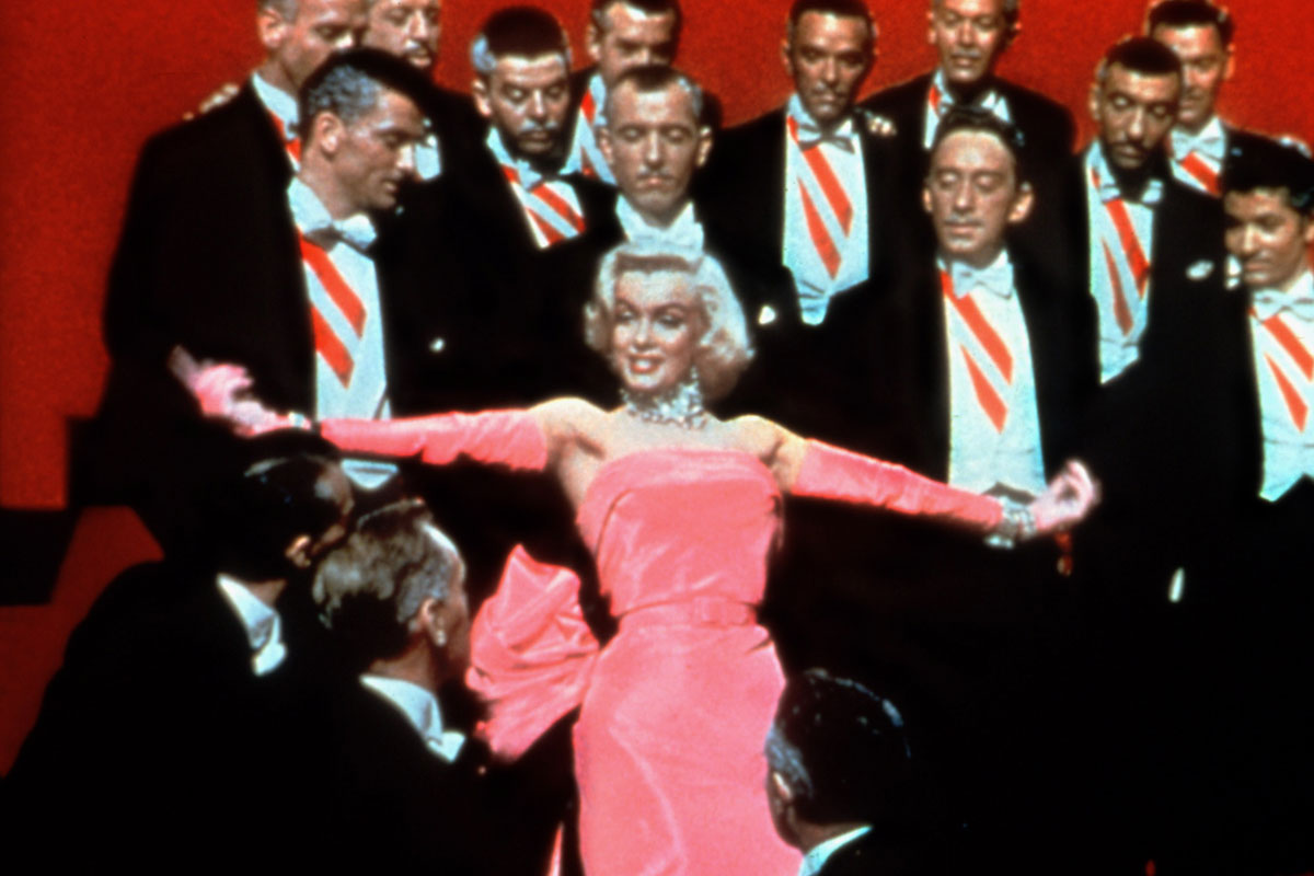 Marilyn Monroe còn tôn vinh một thiết kế khác là chiếc đầm nhung màu hồng sen khi mặc nó và khiêu vũ giữa các quý ông trong bộ phim Gentleman Prefer Blondes.