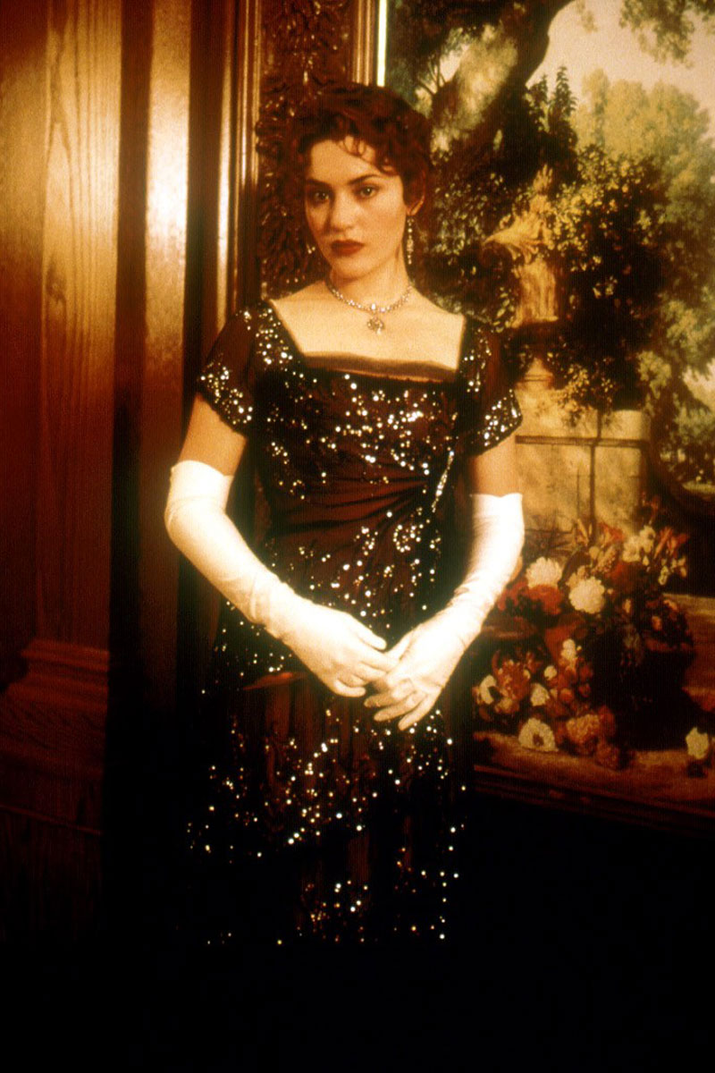 Chiếc váy đen kim sa phong cách quý tộc mà Kate Winslet mặc để hóa thân thành vai Rose trong Titanic đã trở thành một dấu ấn không thể xóa trong ký ức người yêu điện ảnh và thời trang.