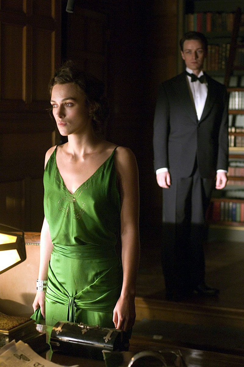 Thân hình siêu mỏng với vòng ngực gầy thanh tú của Keira Knightley được tôn lên một cách lộng lẫy với chiếc đầm xanh lá vây yêu kiều trong bộ phim Kiêu hãnh và định kiến.