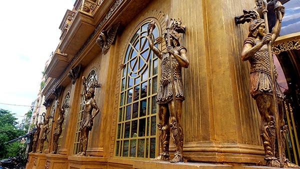 Bên ngoài tòa nhà là những bức tượng các chiến binh thời xưa của nước Ý đứng canh gác.