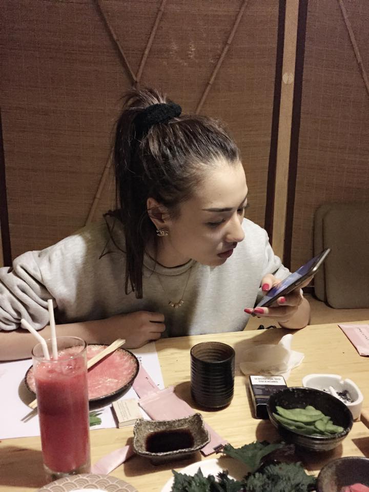 Khắc Tiệp đi ăn cùng Hồng Quế và bạn bè nhưng cô siêu mẫu chỉ chăm chú vào màn hình điện thoại.